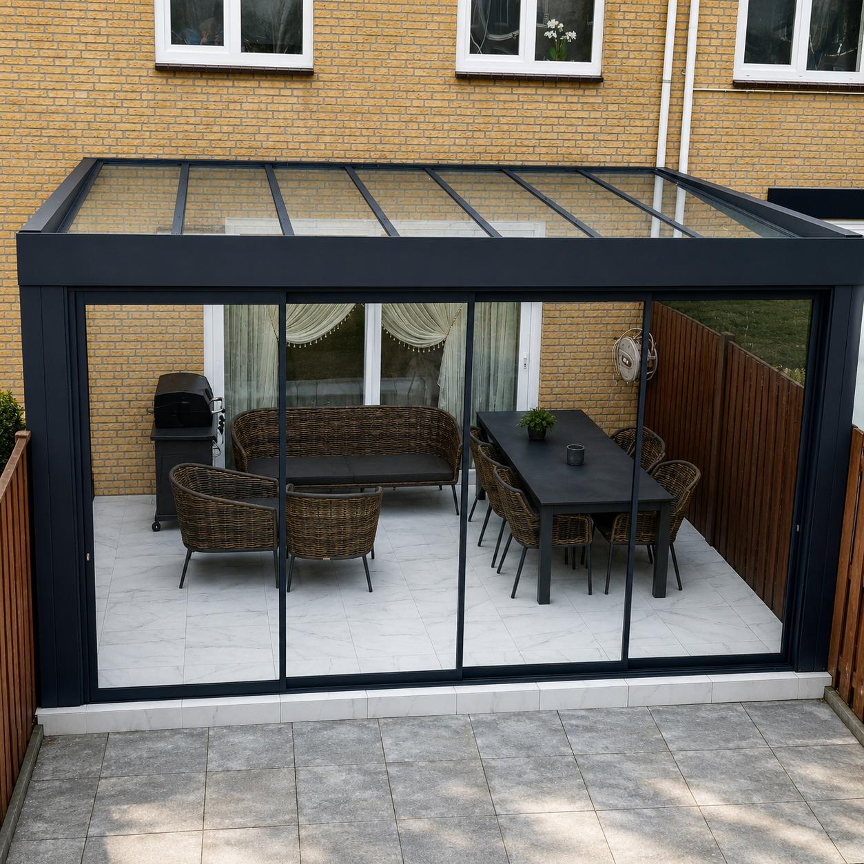 Overkapping met glazen schuifwanden en loungeset