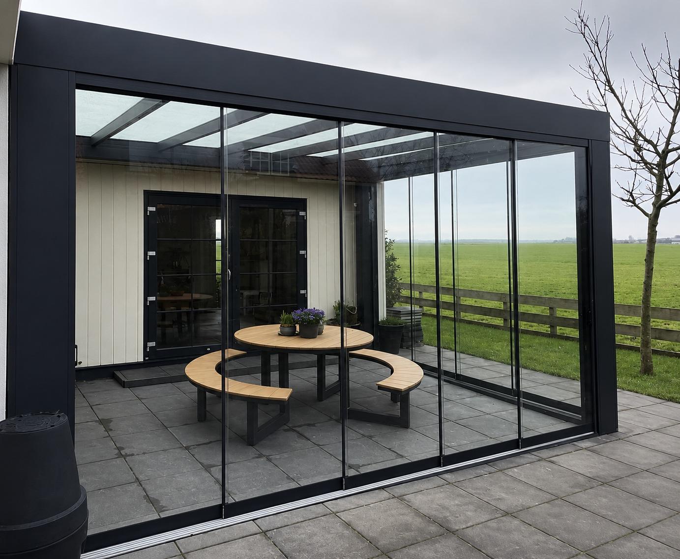 Veranda met glazen schuifwanden
